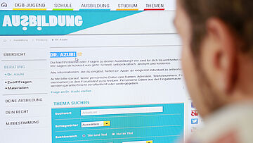 Online-Sprechstunde: Unter www.dr-azubi.de bekommen Berufsanfänger:innen eine individuelle Beratung zu Fragen rund um die Ausbildung.