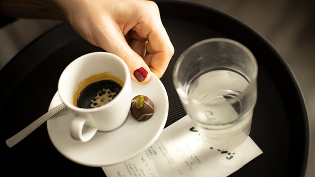 NGG | Alireza Khalili Kellnerin im Café: In Branchen wie der Gastronomie arbeiten viele Frauen zu geringen Löhnen und häufig für wenige Wochenstunden. Die Gewerkschaft NGG fordert Unternehmen und Politik auf, mehr für die Gleichberechtigung am Arbeitsmarkt zu tun.