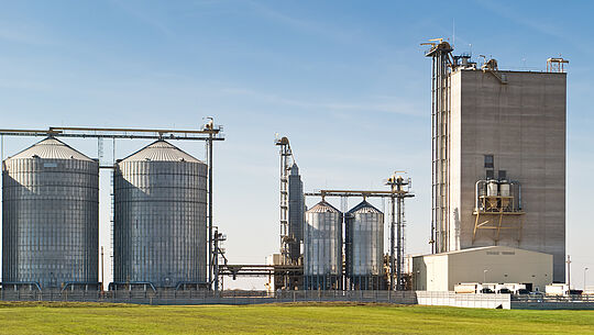 Silos_shutterstock_70520827_Mihai_Simonia